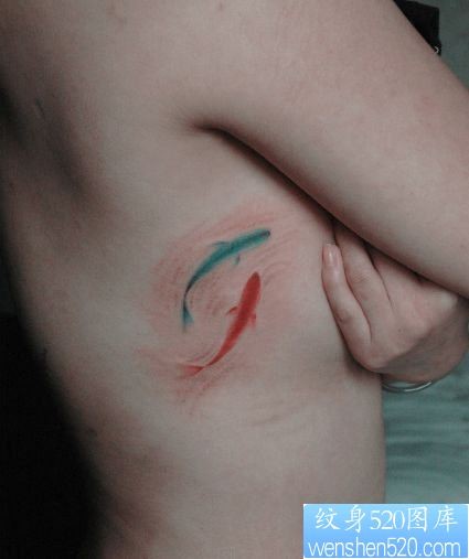 点击大图看下一张：女孩子胸部好看的彩色小鲤鱼纹身图片