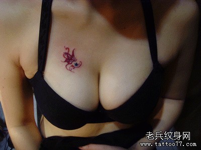 点击大图看下一张：美女胸部蝴蝶与五角星纹身图片