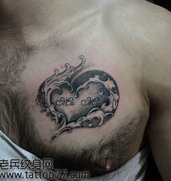 点击大图看下一张：胸部经典的浪花爱心纹身图片