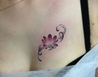 点击大图看下一张：女孩子胸部莲花藤蔓纹身图片