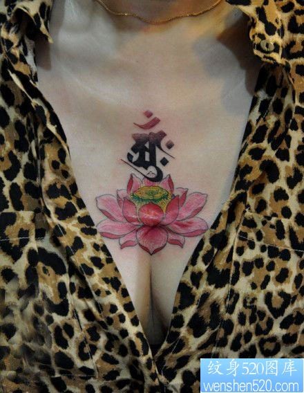 点击大图看下一张：美女胸前一幅彩色莲花纹身图片