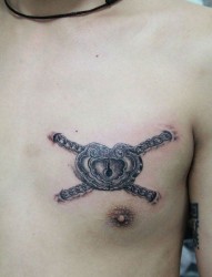 男生胸部一幅锁纹身图片