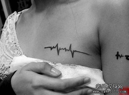 点击大图看下一张：女人胸部简单潮流的心电图纹身图片