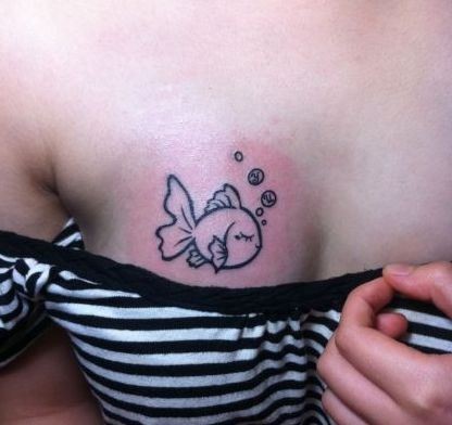 点击大图看下一张：美女胸部可爱的图腾小鱼纹身图片
