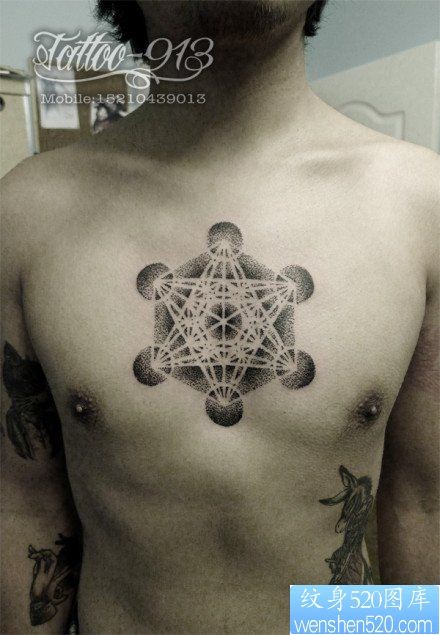 点击大图看下一张：男生前胸经典流行的六芒星纹身图片