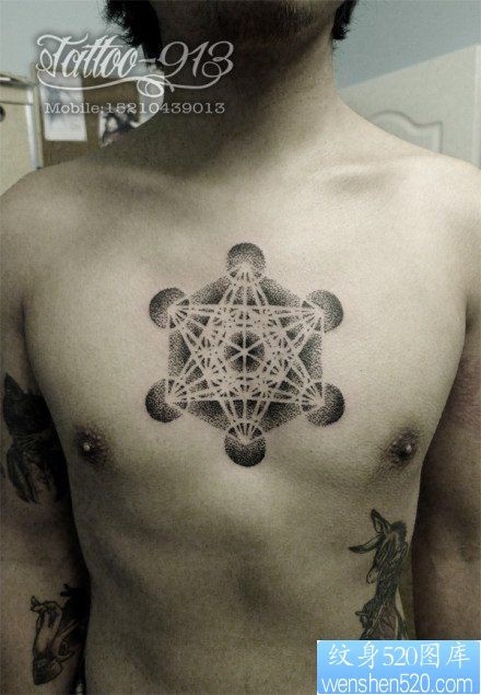 点击大图看下一张:男生前胸经典流行的六芒星纹身图片
