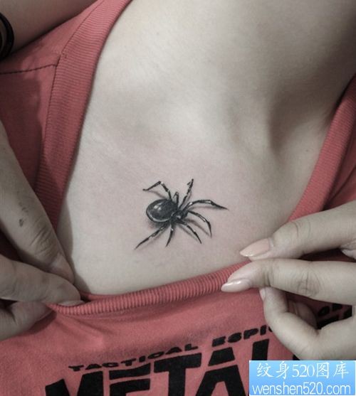 点击大图看下一张：一幅女孩子胸部蜘蛛纹身图片