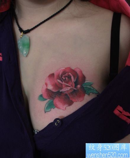点击大图看下一张：女孩子胸部彩色玫瑰花纹身图片