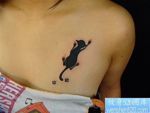 点击大图看下一张：女孩子胸部一幅另类的图腾猫咪纹身图片