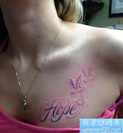 点击大图看下一张：女孩子胸部精美潮流的彩色字母与小鸟纹身图片