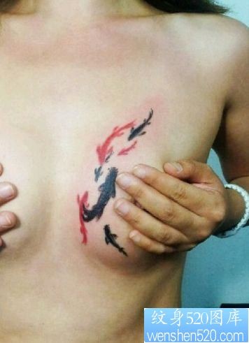 点击大图看下一张：美女胸部水墨画小鲤鱼纹身图片