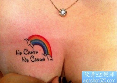 点击大图看下一张：美女胸部彩色小彩虹纹身图片
