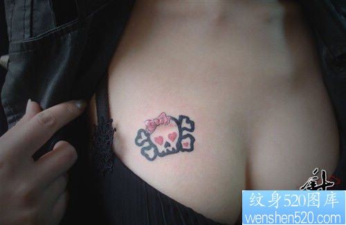 点击大图看下一张：女人胸部一幅可爱的图腾骷髅纹身图片