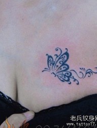 女人胸部图腾燕子纹身图片