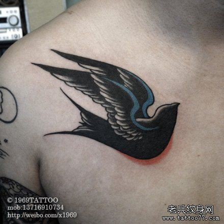 点击大图看下一张：胸前潮流流行的燕子纹身图片