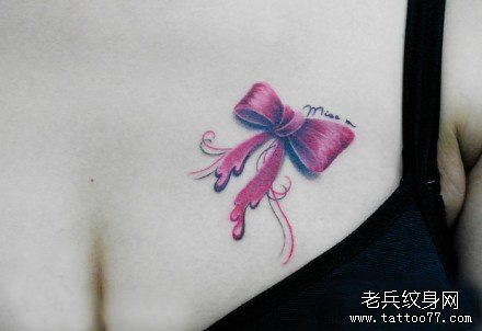 点击大图看下一张：美女胸部精美流行的蝴蝶结纹身图片