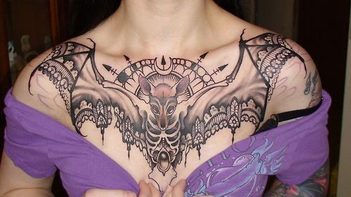 点击大图看下一张：女孩子胸部好看的蝙蝠纹身图片图2