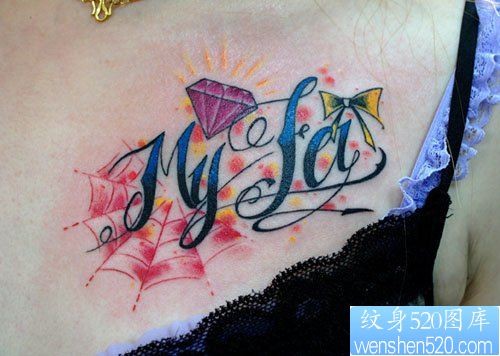点击大图看下一张:美女胸部另类潮流的字母蜘蛛网蝴蝶结钻石纹身图片
