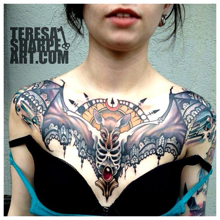 点击大图看下一张：女孩子胸部好看的蝙蝠纹身图片