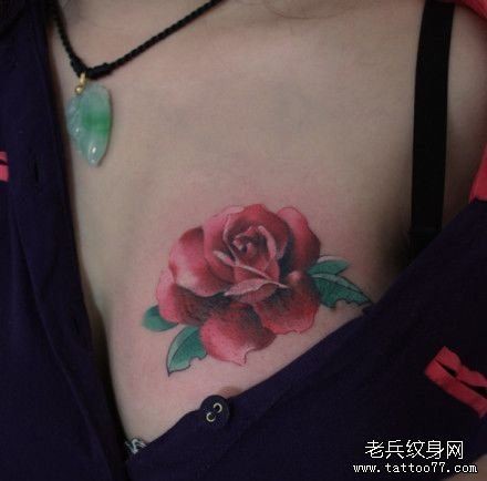 点击大图看下一张：女人胸部彩色玫瑰花纹身图片