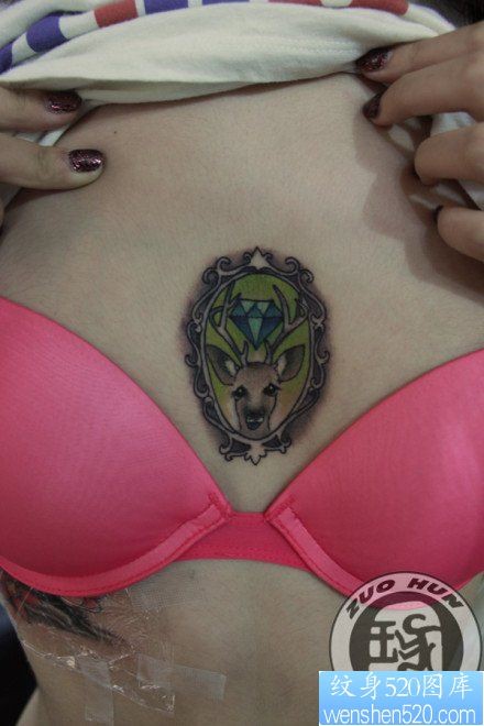 点击大图看下一张：美女胸前镜子小鹿与钻石纹身图片