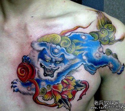 点击大图看下一张：男生胸前一幅唐狮子纹身图片