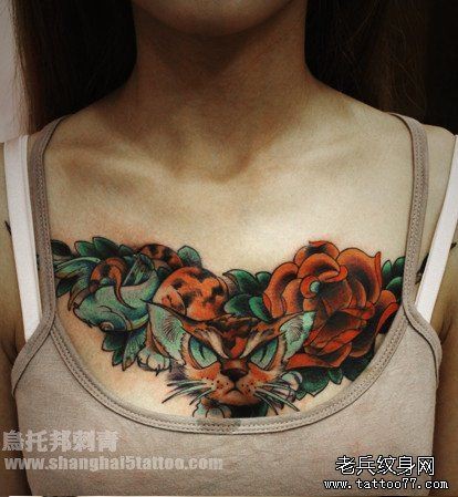 点击大图看下一张：女人胸前猫咪玫瑰花纹身图片