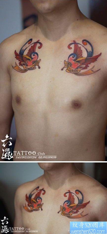 点击大图看下一张：男人胸前潮流经典的小燕子纹身图片