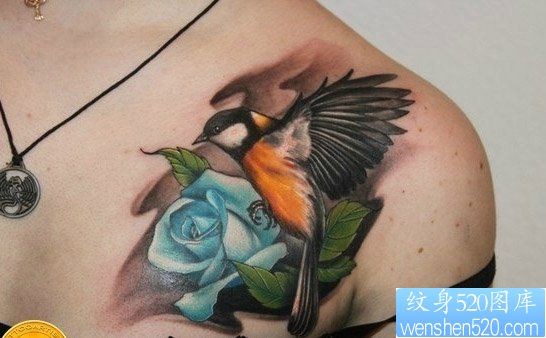 点击大图看下一张：女人胸前精美的玫瑰花与燕子纹身图片