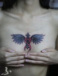 女人胸前潮流时尚的十字架翅膀纹身图片