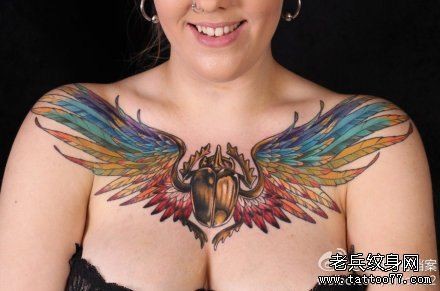 点击大图看下一张：美女前胸超帅潮流的甲虫与翅膀纹身图片