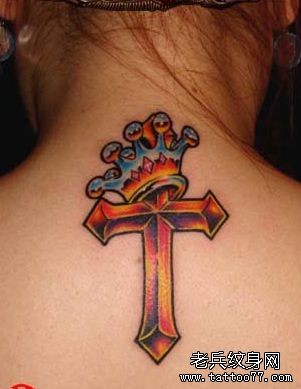 点击大图看下一张：纹身520图库推荐一幅背部颈部彩色十字架皇冠纹身图片