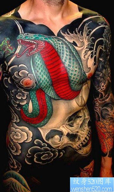 点击大图看下一张：男士胸部腹部霸气骷髅蛇纹身图片