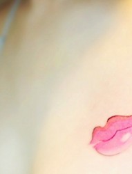 纹身520图库推荐一幅女人胸部唇印纹身图片