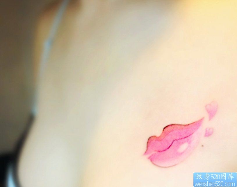 点击大图看下一张：纹身520图库推荐一幅女人胸部唇印纹身图片