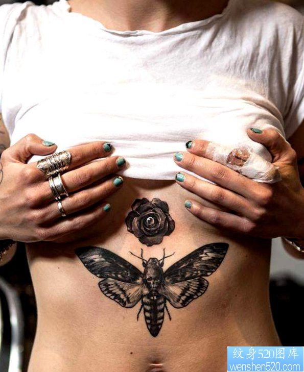 点击大图看下一张：美女胸部下面一幅潮流蝴蝶纹身图片