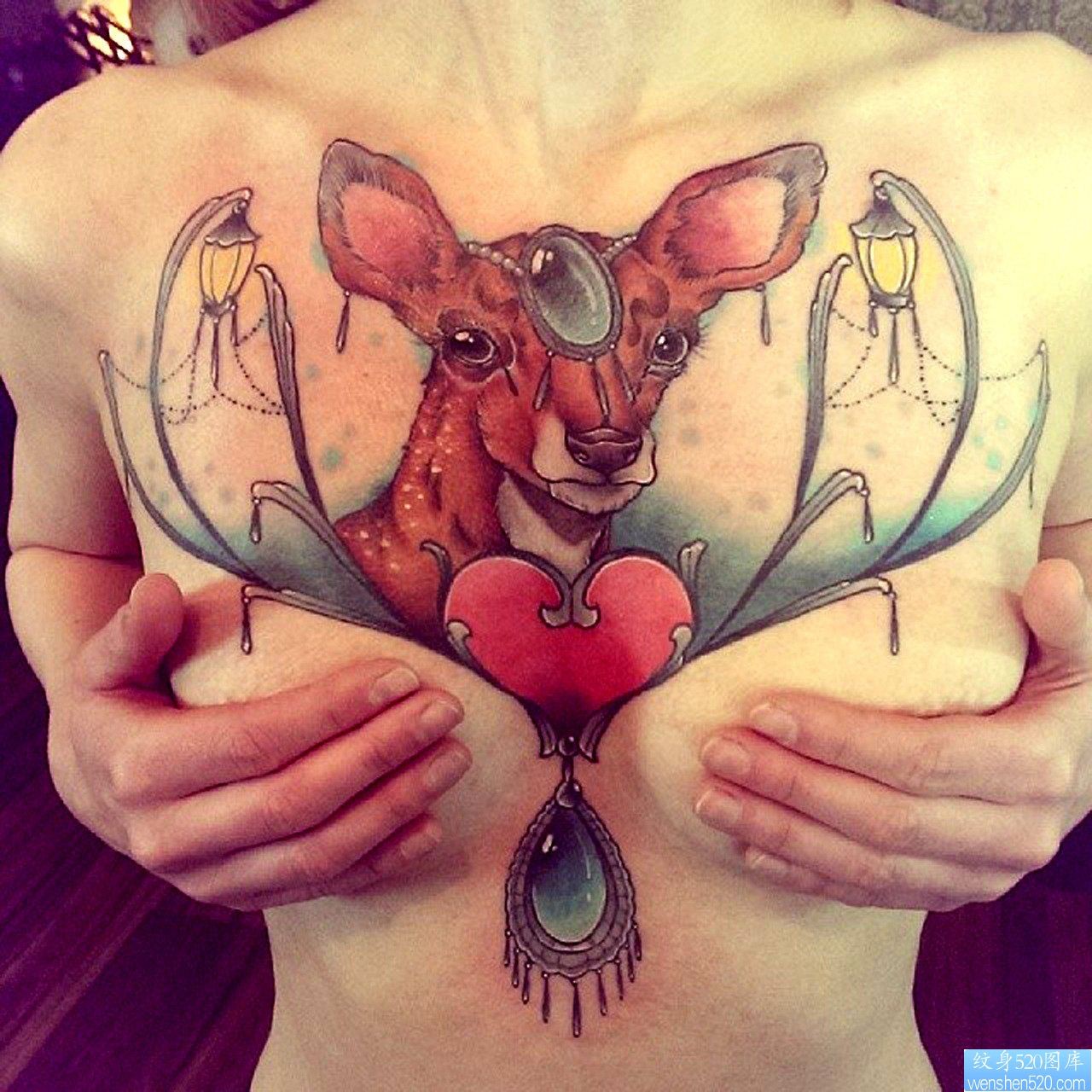 点击大图看下一张：展示一幅个性潮流的胸部鹿纹身图片