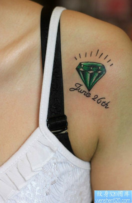 点击大图看下一张：一幅女人肩部钻石字母文身图片由纹身520图库推荐