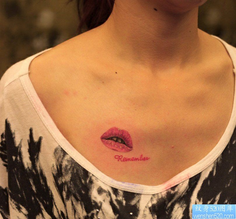 点击大图看下一张：纹身520图库推荐一幅女人胸部嘴唇字母纹身图片