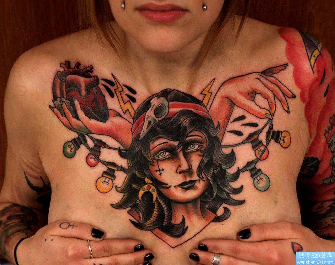 点击大图看下一张：美女胸口一幅school风格女性纹身图片