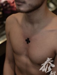 男生胸部一幅信仰十字架纹身图片