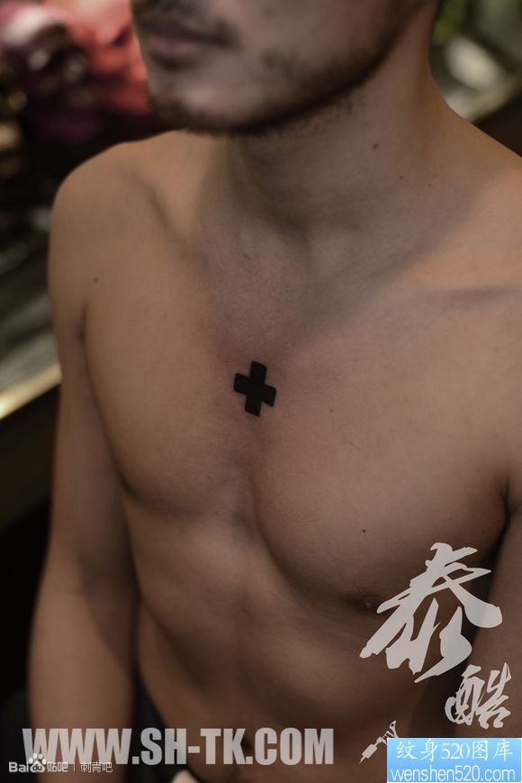 点击大图看下一张：男生胸部一幅信仰十字架纹身图片