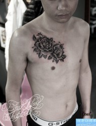 一幅前胸玫瑰花纹身图片由纹身520图库推荐