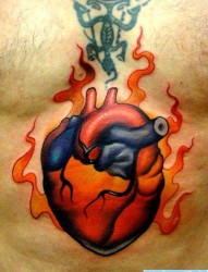 欣赏一幅胸口心脏纹身图片