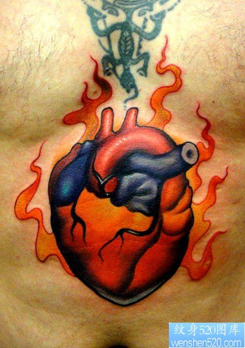 点击大图看下一张：欣赏一幅胸口心脏纹身图片