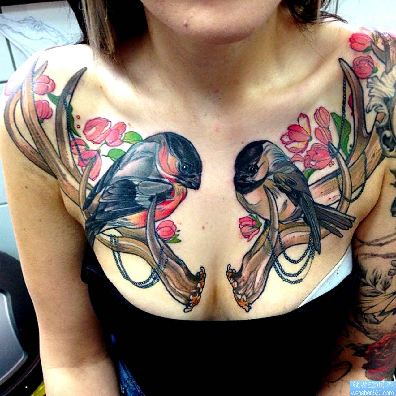 点击大图看下一张：一幅胸部燕子纹身图片