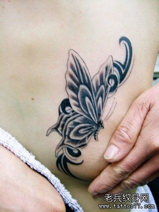点击大图看下一张：纹身520图库推荐一幅胸部蝴蝶纹身图片