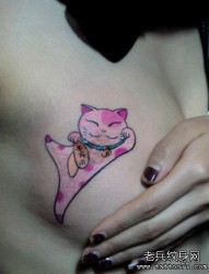 一幅胸部招财猫纹身图片由纹身520图库推荐