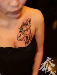 女人胸部很个性的宝石狗纹身图片