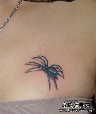 点击大图看下一张：纹身520图库推荐一幅胸部蜘蛛纹身图片